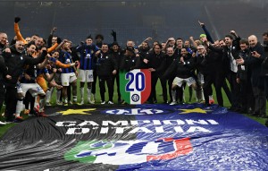 Inter Milan vô địch Serie A lần thứ 20 sau chiến thắng trong trận Derby della Madonnina