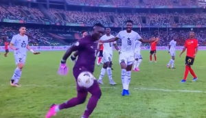 VIDEO: Thủ môn bị 'ném đá' tơi bời vì mắc sai lầm ngớ ngẩn ở CAN Cup