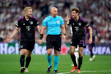 Trọng tài xin lỗi hậu vệ De Ligt vì cắt đứt pha dứt điểm nguy hiểm của Bayern