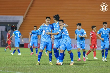 Tiền đạo U23 Việt Nam Nguyễn Minh Quang lập cú đúp, Đà Nẵng chạm tay vào tấm vé lên chơi V.League