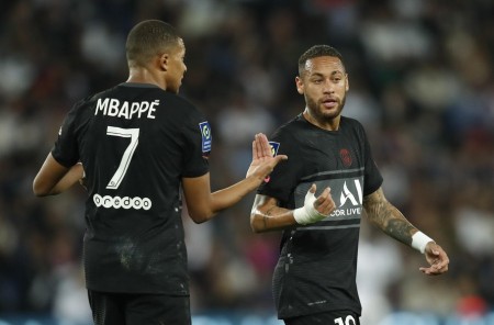 'Tình anh em' bị rạn nứt khiến Neymar nhếch mép bỏ đi không thèm trả lời khi được hỏi về Mbappe?