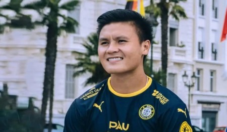 VIDEO: Quang Hải được Pau FC chào đón như người hùng trong ngày trở về từ AFF Cup