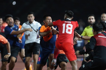 Báo Đông Nam Á bất bình khi Indonesia không phạt cầu thủ gây ra vụ ẩu đả tai tiếng