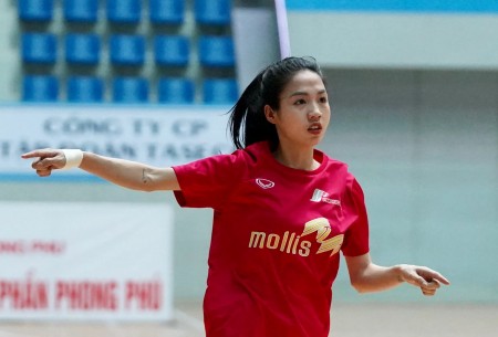 Không cùng đội sang Đức tập huấn, hot girl ĐT nữ Việt Nam gây sốt ở sân chơi 'lạ'