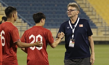 Thua tức tưởi Indonesia ở Asian Cup, HLV Troussier chính thức bị sa thải