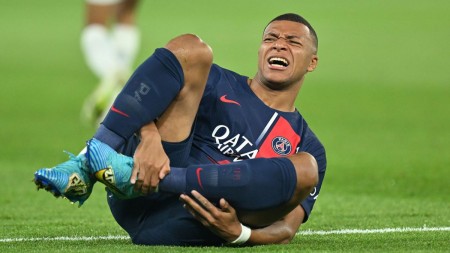 'Báu vật' Mbappe tập tễnh rời sân, PSG vẫn thắng dễ trong trận derby nước Pháp