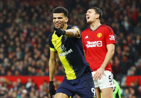 Hàng thủ thi đấu như mơ ngủ, Man United vỡ trận tan tành ngay tại thánh địa Old Trafford